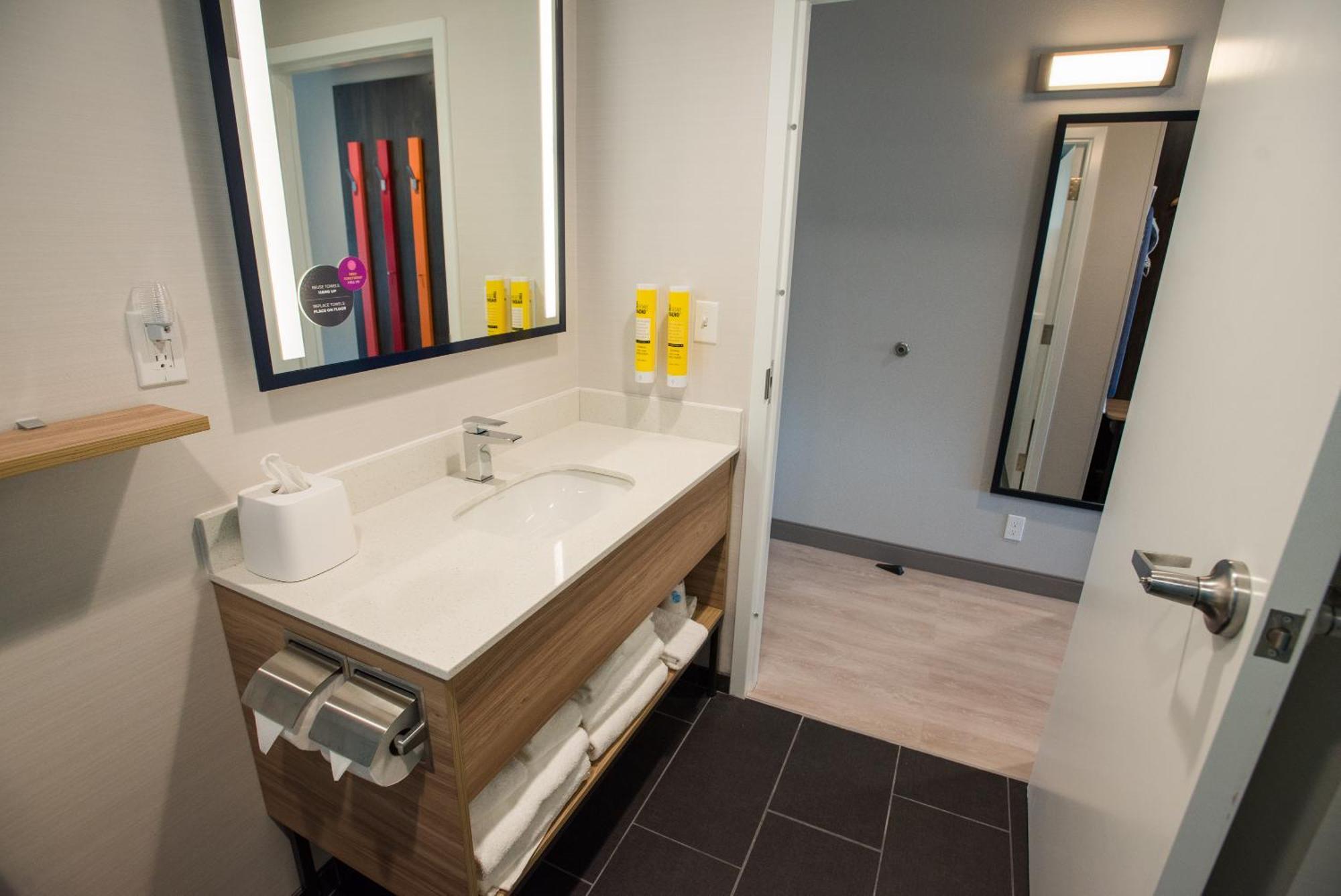 Hotel Tru By Hilton Cedar Rapids Westdale Exterior foto